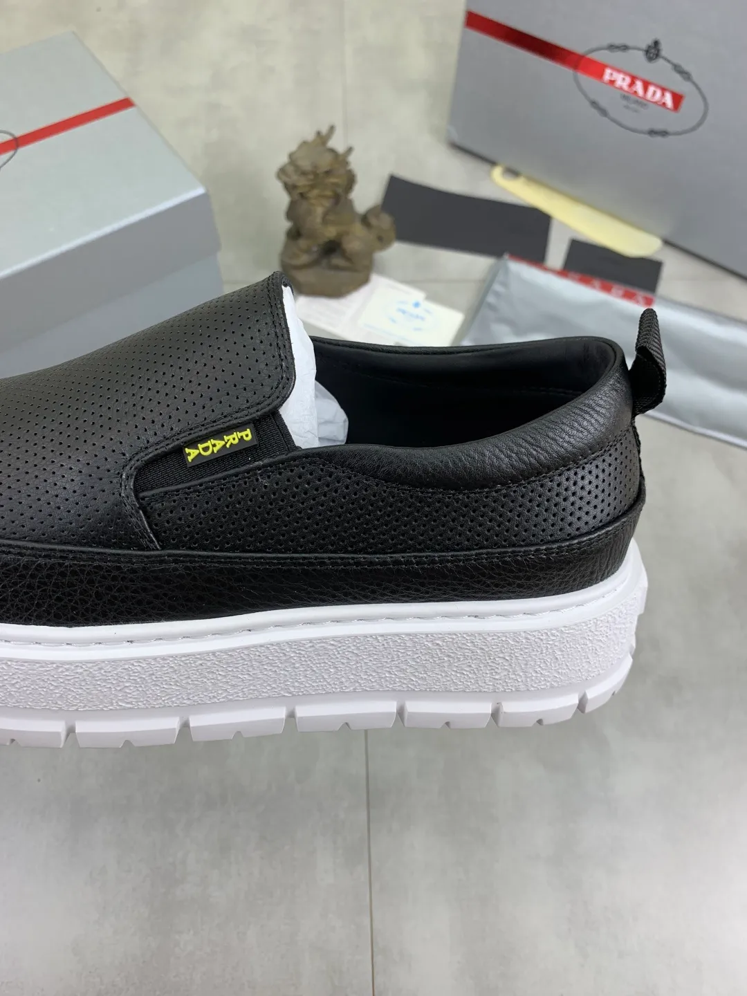 Men's shoes 💰P560💰[New model] The top version is available on the official website, 🆘 The trendy brand (Prada) mainly promotes the popular model, avant-garde and versatile fashionable men's shoes, private version mold opening, cowhide surface splicing 1:1.. Stylish and simple, original imported cowhide lining cowhide feet; the atmosphere and personality are more fashionable, eye-catching and pursuing class. It will subvert the old idea and be a must-have for fashionistas with you! Must keep it for yourself! Tall and comfortable, large and low, high-end quality workmanship. The new high-end outsole on the official website. Size: 38-45. 4️⃣colors available.